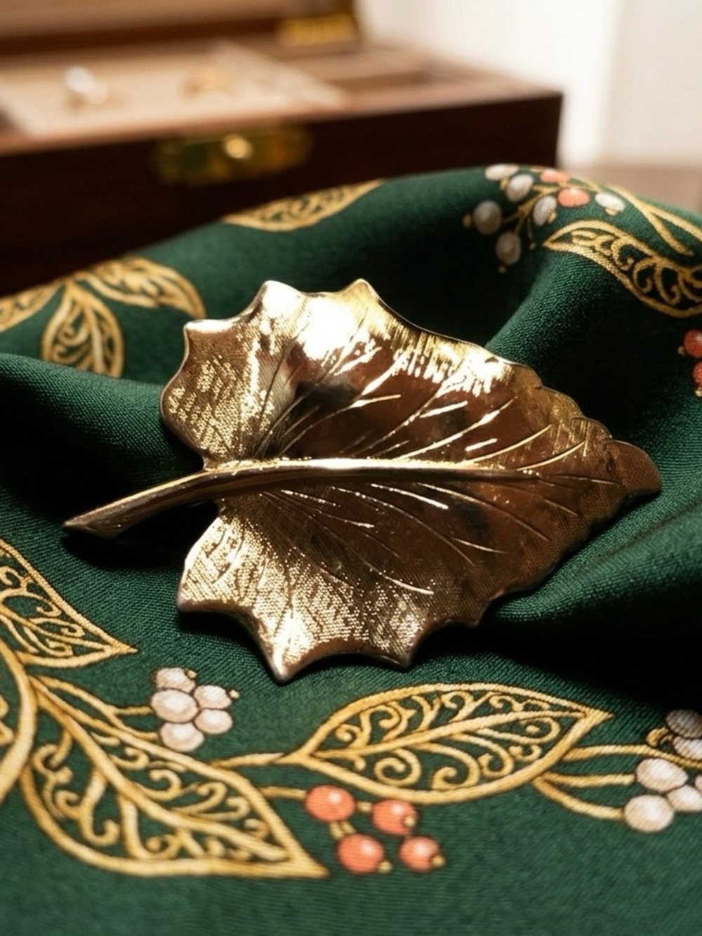 Brooch Pin Women's Vintage Leaf Jewelry in a Gold Tone Setting